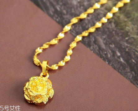 泡溫泉可以戴金項鏈嗎？泡溫泉最好別佩戴飾品