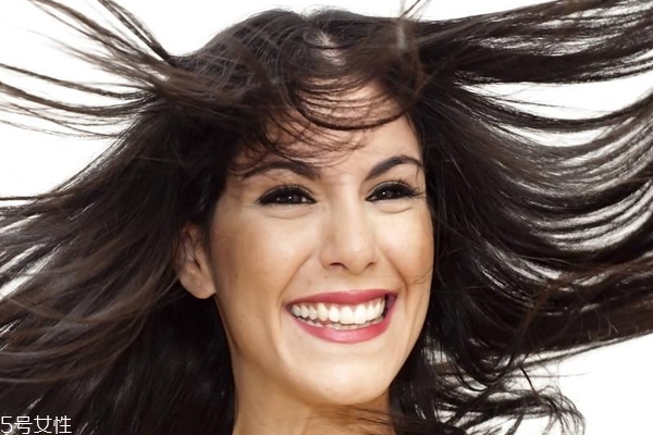 長期用一種護發(fā)素好嗎？更換牌子有利頭發(fā)健康