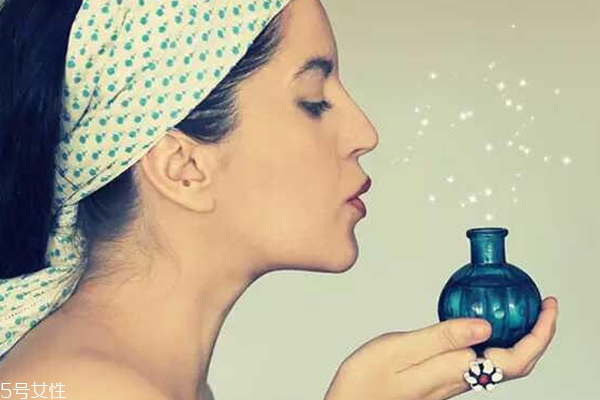 液體香水與固體香水哪個(gè)好？夏天用走珠香水最好