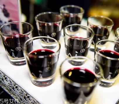 花青素可以美白嗎？女人就應(yīng)該吃點(diǎn)花青素