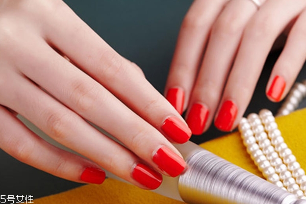 美甲容易掉是因為什么？指甲沒有磨光滑