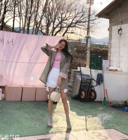 西裝配什么裙子好看？讓你美到挪不開眼