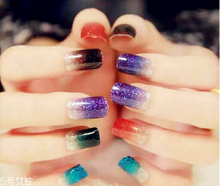 美甲容易掉是因為什么？指甲沒有磨光滑