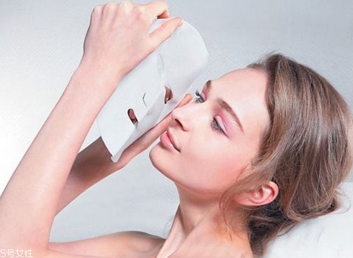 面膜上的塑料紙要不要拿掉？可以蓋在面膜上