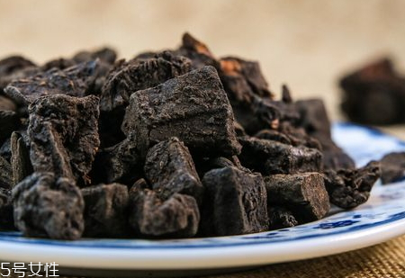 一斤白酒泡多少何首烏 泡酒比例 一斤白酒泡多少何首烏 泡酒比例