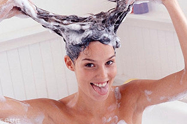 春季頭發(fā)變干枯是怎么回事？枯草發(fā)量拯救指南