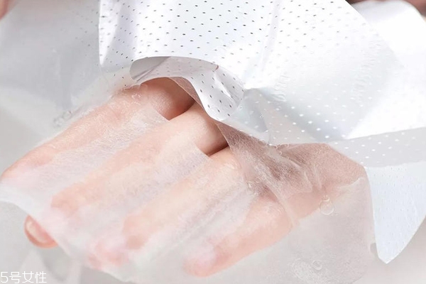 面膜上的塑料紙要不要拿掉？可以蓋在面膜上