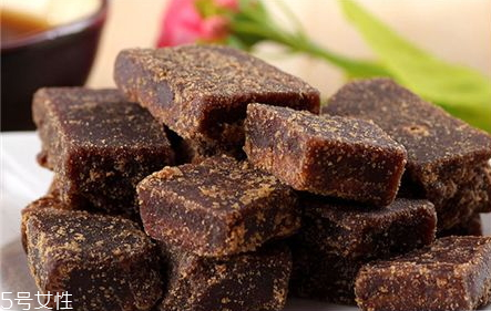 黑糖一天可以喝幾塊 平時兩塊不會發(fā)胖 黑糖一天可以喝幾塊 平時兩塊不會發(fā)胖