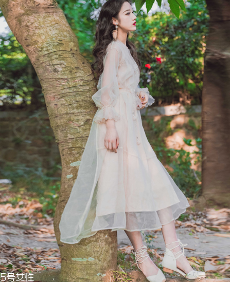 什么款式的裙子不會過時？這三款衣柜必備