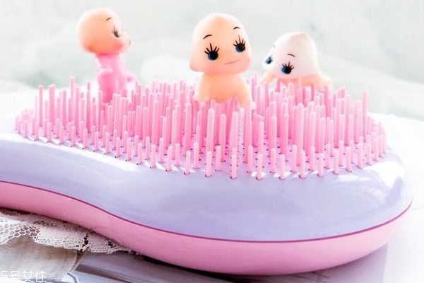 干枯分叉用什么梳子好？干性發(fā)質的保養(yǎng)秘笈