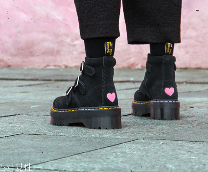lazy oaf與dr.martens聯(lián)名厚底馬丁靴多少錢_在哪買？