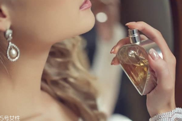 香水噴哪里香味最濃郁？噴在這3個(gè)地方不浪費(fèi)