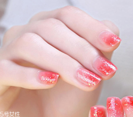 美甲的形狀和顏色怎么搭配？劍型指甲適合紅與黑