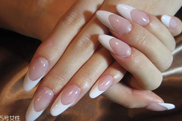美甲的形狀和顏色怎么搭配？劍型指甲適合紅與黑