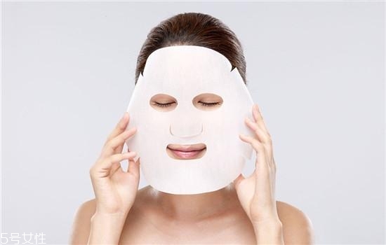 面膜上的塑料紙要不要拿掉？可以蓋在面膜上