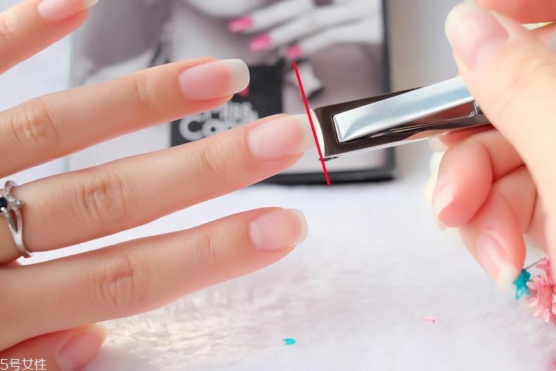 美甲的形狀和顏色怎么搭配？劍型指甲適合紅與黑