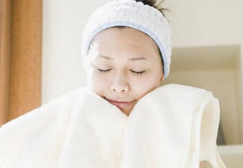 熱毛巾敷臉用在潔面前還是潔面后 熱毛巾敷臉的注意事項(xiàng) 熱毛巾敷臉用在潔面前還是潔面后 熱毛巾敷臉的注意事項(xiàng)