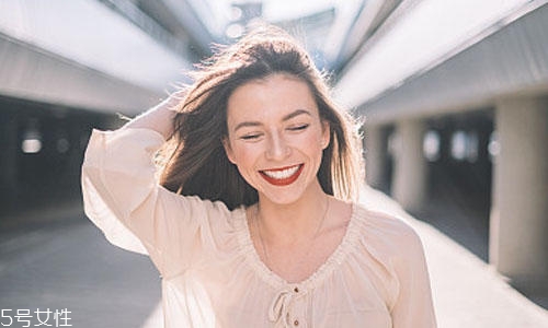 春季頭發(fā)變干枯是怎么回事？枯草發(fā)量拯救指南