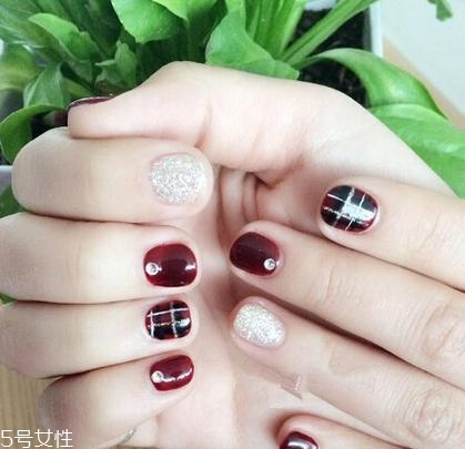 美甲的形狀和顏色怎么搭配？劍型指甲適合紅與黑