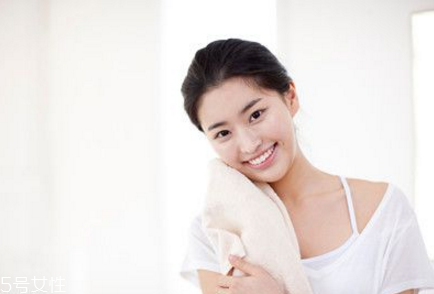 熱毛巾敷臉用在潔面前還是潔面后 熱毛巾敷臉的注意事項(xiàng) 熱毛巾敷臉用在潔面前還是潔面后 熱毛巾敷臉的注意事項(xiàng)