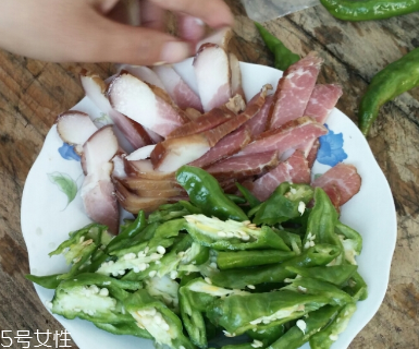 煙熏臘肉是熟的嗎？是生肉腌制的