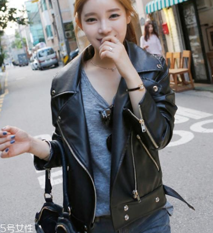 皮衣緊身還是寬松好看？看個(gè)人喜好