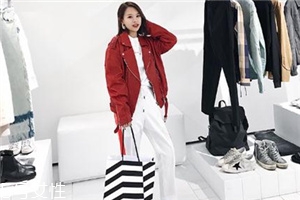 皮衣緊身還是寬松好看？看個(gè)人喜好