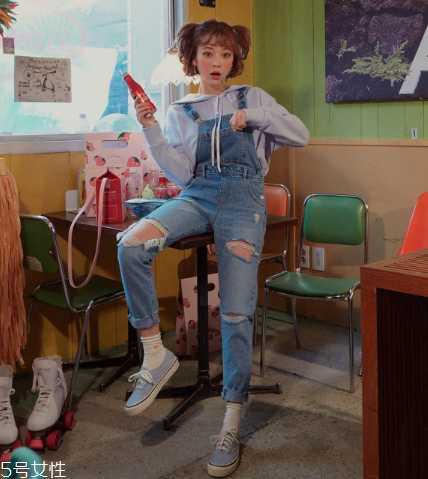 背帶褲怎么穿好看？清新減齡的春日穿搭