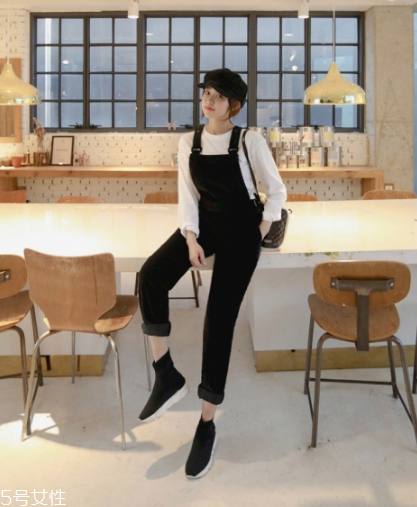 背帶褲怎么穿好看？清新減齡的春日穿搭