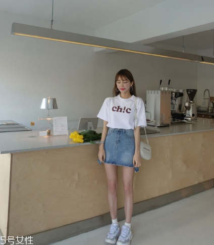 牛仔裙配什么上衣？最經(jīng)典的時尚穿搭