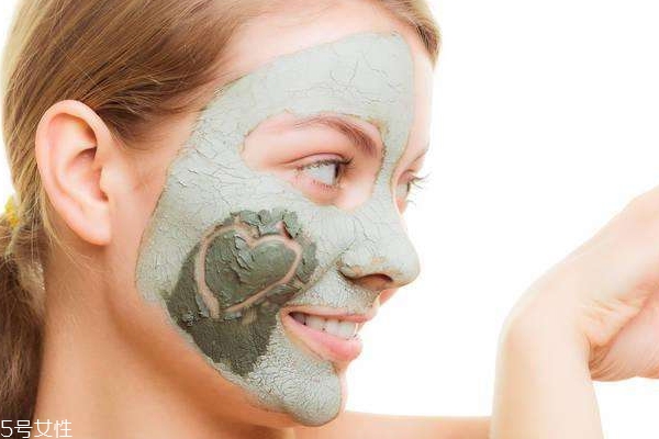 干皮敷面膜多長時(shí)間好？先打底再敷面膜