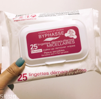 用完卸妝巾還用洗臉么？不洗凈會(huì)刺激皮膚