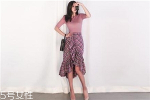 格子裙搭配什么上衣？俏皮少女范兒