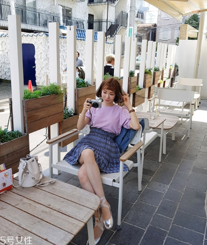 格子裙搭配什么上衣？俏皮少女范兒