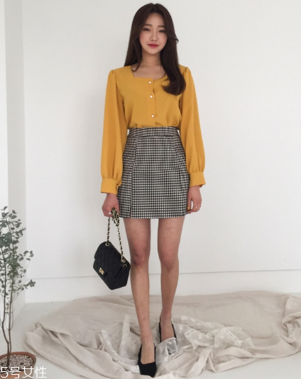 格子裙搭配什么上衣？俏皮少女范兒