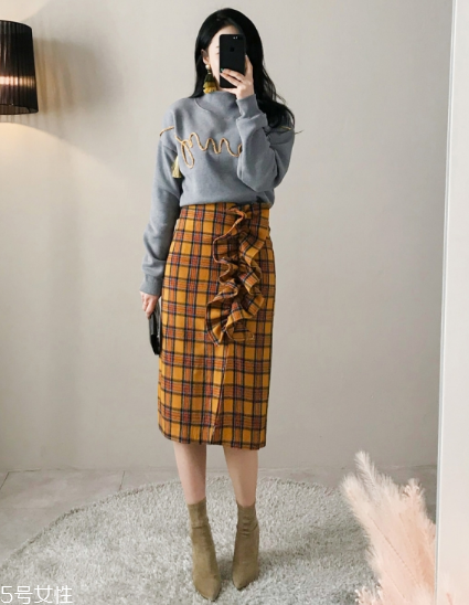 格子裙搭配什么上衣？俏皮少女范兒