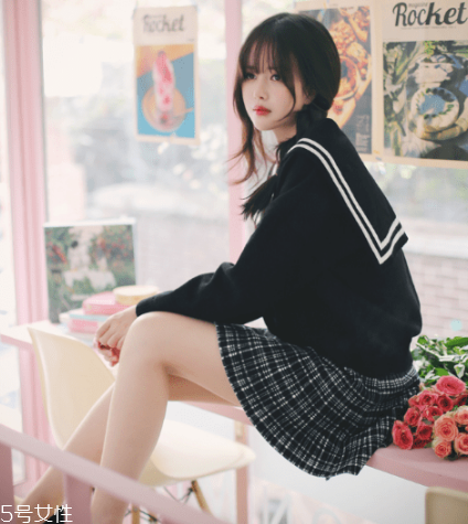 格子裙搭配什么上衣？俏皮少女范兒