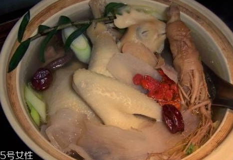 天麻燉雞用多少天麻 一個(gè)人的用量十到十五克 天麻燉雞用多少天麻 一個(gè)人的用量十到十五克