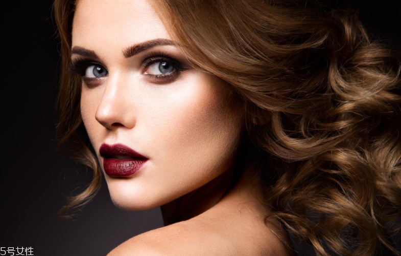 眼妝和唇妝怎么搭配好看？美到窒息的三種搭配