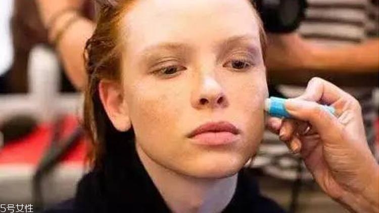 沒(méi)有卸妝油拿什么卸妝？含油物品能卸妝