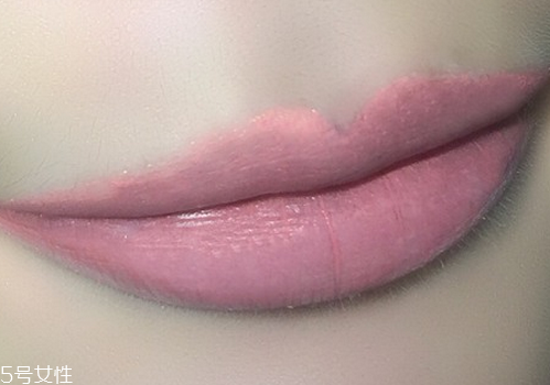 涂口紅前用什么打底比較好 涂口紅的方法及詳細步驟圖解