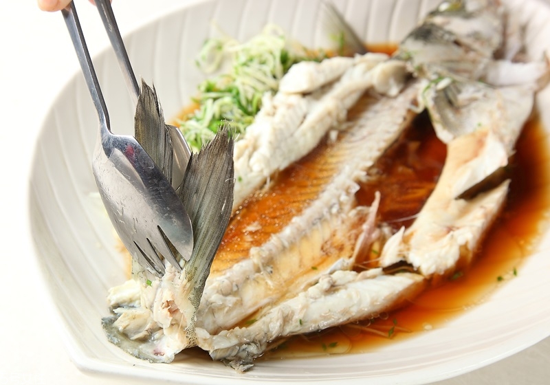 吃魚時(shí)魚刺怎么去除