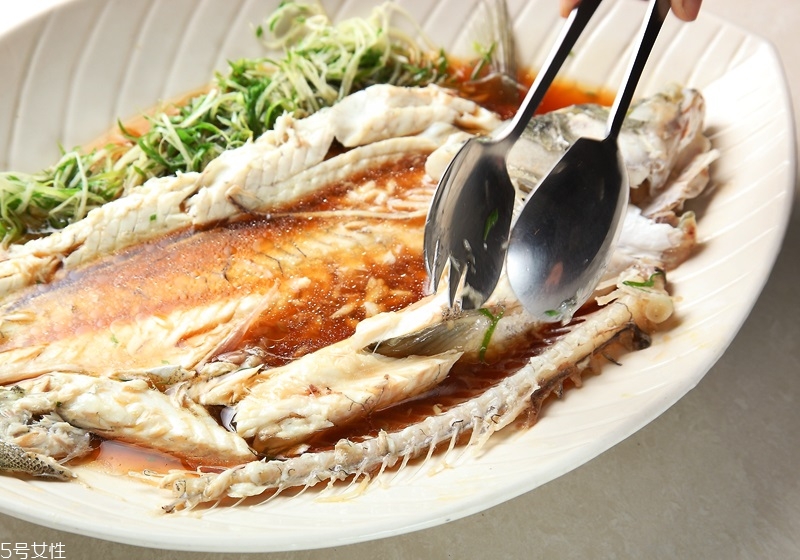 吃魚時(shí)魚刺怎么去除