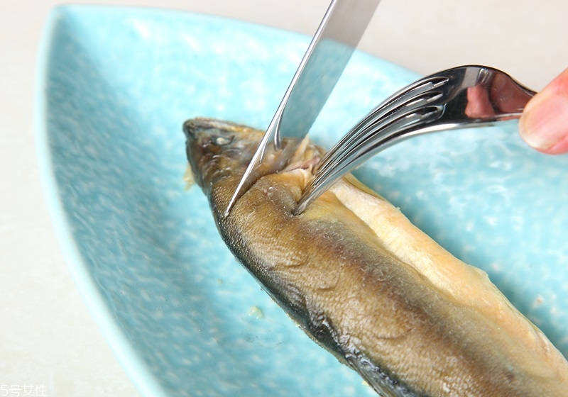 吃魚時(shí)魚刺怎么去除