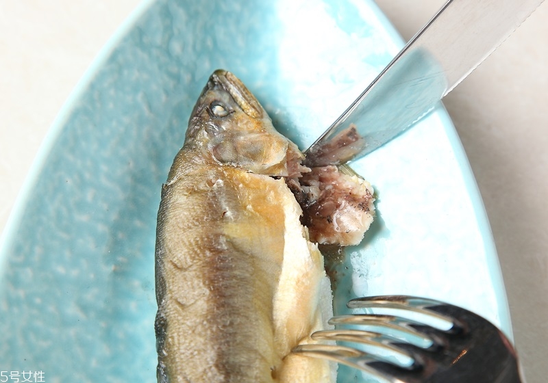 吃魚時(shí)魚刺怎么去除