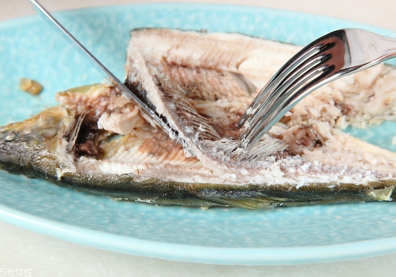 吃魚時(shí)魚刺怎么去除