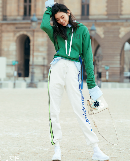 白褲子怎么搭配衣服好看？跟著明星學(xué)穿搭