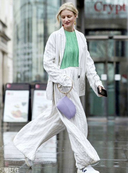 白褲子怎么搭配衣服好看？跟著明星學(xué)穿搭