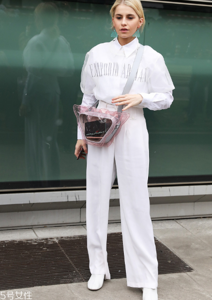 白褲子怎么搭配衣服好看？跟著明星學(xué)穿搭