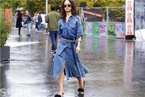 開衩裙應該怎么搭配？秀出性感美腿